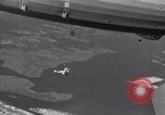 Standbild N2Y-1 Ausbildung Flugzeuge Praxis hookup mit USS Akron New Jersey United States USA, 1932, aus Sekunde 13 historischem Filmmaterial Videoclip 65675031700