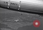 Standbild N2Y-1 Ausbildung Flugzeuge Praxis hookup mit USS Akron New Jersey United States USA, 1932, aus Sekunde 15 historischem Filmmaterial Videoclip 65675031700