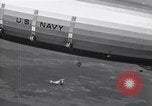 Standbild N2Y-1 Ausbildung Flugzeuge Praxis hookup mit USS Akron New Jersey United States USA, 1932, aus Sekunde 16 historischem Filmmaterial Videoclip 65675031700