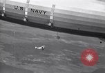 Standbild N2Y-1 Ausbildung Flugzeuge Praxis hookup mit USS Akron New Jersey United States USA, 1932, aus Sekunde 17 historischem Filmmaterial Videoclip 65675031700