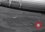 Standbild N2Y-1 Ausbildung Flugzeuge Praxis hookup mit USS Akron New Jersey United States USA, 1932, aus Sekunde 18 historischem Filmmaterial Videoclip 65675031700