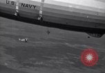 Standbild N2Y-1 Ausbildung Flugzeuge Praxis hookup mit USS Akron New Jersey United States USA, 1932, aus Sekunde 19 historischem Filmmaterial Videoclip 65675031700