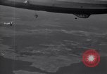 Standbild N2Y-1 Ausbildung Flugzeuge Praxis hookup mit USS Akron New Jersey United States USA, 1932, aus Sekunde 20 historischem Filmmaterial Videoclip 65675031700
