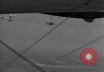 Standbild N2Y-1 Ausbildung Flugzeuge Praxis hookup mit USS Akron New Jersey United States USA, 1932, aus Sekunde 22 historischem Filmmaterial Videoclip 65675031700