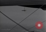 Standbild N2Y-1 Ausbildung Flugzeuge Praxis hookup mit USS Akron New Jersey United States USA, 1932, aus Sekunde 23 historischem Filmmaterial Videoclip 65675031700