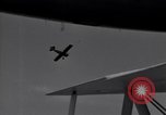 Standbild N2Y-1 Ausbildung Flugzeuge Praxis hookup mit USS Akron New Jersey United States USA, 1932, aus Sekunde 25 historischem Filmmaterial Videoclip 65675031700