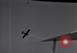 Standbild N2Y-1 Ausbildung Flugzeuge Praxis hookup mit USS Akron New Jersey United States USA, 1932, aus Sekunde 26 historischem Filmmaterial Videoclip 65675031700