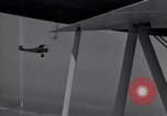 Standbild N2Y-1 Ausbildung Flugzeuge Praxis hookup mit USS Akron New Jersey United States USA, 1932, aus Sekunde 29 historischem Filmmaterial Videoclip 65675031700