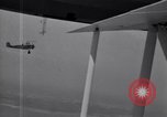Standbild N2Y-1 Ausbildung Flugzeuge Praxis hookup mit USS Akron New Jersey United States USA, 1932, aus Sekunde 30 historischem Filmmaterial Videoclip 65675031700