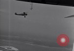 Standbild N2Y-1 Ausbildung Flugzeuge Praxis hookup mit USS Akron New Jersey United States USA, 1932, aus Sekunde 32 historischem Filmmaterial Videoclip 65675031700