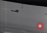 Standbild N2Y-1 Ausbildung Flugzeuge Praxis hookup mit USS Akron New Jersey United States USA, 1932, aus Sekunde 33 historischem Filmmaterial Videoclip 65675031700