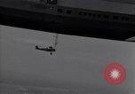 Standbild N2Y-1 Ausbildung Flugzeuge Praxis hookup mit USS Akron New Jersey United States USA, 1932, aus Sekunde 34 historischem Filmmaterial Videoclip 65675031700