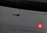 Standbild N2Y-1 Ausbildung Flugzeuge Praxis hookup mit USS Akron New Jersey United States USA, 1932, aus Sekunde 35 historischem Filmmaterial Videoclip 65675031700