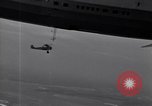 Standbild N2Y-1 Ausbildung Flugzeuge Praxis hookup mit USS Akron New Jersey United States USA, 1932, aus Sekunde 36 historischem Filmmaterial Videoclip 65675031700