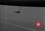 Standbild N2Y-1 Ausbildung Flugzeuge Praxis hookup mit USS Akron New Jersey United States USA, 1932, aus Sekunde 40 historischem Filmmaterial Videoclip 65675031700