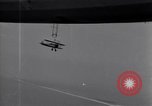 Standbild N2Y-1 Ausbildung Flugzeuge Praxis hookup mit USS Akron New Jersey United States USA, 1932, aus Sekunde 44 historischem Filmmaterial Videoclip 65675031700