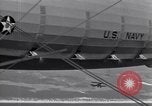 Standbild N2Y-1 Ausbildung Flugzeuge Praxis hookup mit USS Akron New Jersey United States USA, 1932, aus Sekunde 47 historischem Filmmaterial Videoclip 65675031700