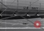 Standbild N2Y-1 Ausbildung Flugzeuge Praxis hookup mit USS Akron New Jersey United States USA, 1932, aus Sekunde 48 historischem Filmmaterial Videoclip 65675031700