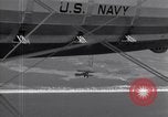 Standbild N2Y-1 Ausbildung Flugzeuge Praxis hookup mit USS Akron New Jersey United States USA, 1932, aus Sekunde 49 historischem Filmmaterial Videoclip 65675031700