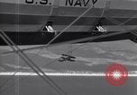 Standbild N2Y-1 Ausbildung Flugzeuge Praxis hookup mit USS Akron New Jersey United States USA, 1932, aus Sekunde 50 historischem Filmmaterial Videoclip 65675031700