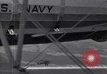 Standbild N2Y-1 Ausbildung Flugzeuge Praxis hookup mit USS Akron New Jersey United States USA, 1932, aus Sekunde 51 historischem Filmmaterial Videoclip 65675031700