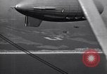 Standbild N2Y-1 Ausbildung Flugzeuge Praxis hookup mit USS Akron New Jersey United States USA, 1932, aus Sekunde 52 historischem Filmmaterial Videoclip 65675031700