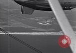Standbild N2Y-1 Ausbildung Flugzeuge Praxis hookup mit USS Akron New Jersey United States USA, 1932, aus Sekunde 53 historischem Filmmaterial Videoclip 65675031700