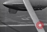Standbild N2Y-1 Ausbildung Flugzeuge Praxis hookup mit USS Akron New Jersey United States USA, 1932, aus Sekunde 54 historischem Filmmaterial Videoclip 65675031700