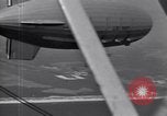 Standbild N2Y-1 Ausbildung Flugzeuge Praxis hookup mit USS Akron New Jersey United States USA, 1932, aus Sekunde 55 historischem Filmmaterial Videoclip 65675031700