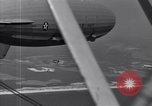 Standbild N2Y-1 Ausbildung Flugzeuge Praxis hookup mit USS Akron New Jersey United States USA, 1932, aus Sekunde 56 historischem Filmmaterial Videoclip 65675031700
