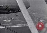 Standbild N2Y-1 Ausbildung Flugzeuge Praxis hookup mit USS Akron New Jersey United States USA, 1932, aus Sekunde 57 historischem Filmmaterial Videoclip 65675031700
