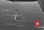 Standbild N2Y-1 Ausbildung Flugzeuge hooking mit USS Akron (ZRS-4) United States USA, 1932, aus Sekunde 1 historischem Filmmaterial Videoclip 65675031701