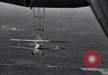 Standbild N2Y-1 Ausbildung Flugzeuge hooking mit USS Akron (ZRS-4) United States USA, 1932, aus Sekunde 3 historischem Filmmaterial Videoclip 65675031701