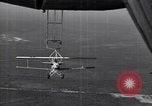 Standbild N2Y-1 Ausbildung Flugzeuge hooking mit USS Akron (ZRS-4) United States USA, 1932, aus Sekunde 4 historischem Filmmaterial Videoclip 65675031701