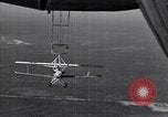 Standbild N2Y-1 Ausbildung Flugzeuge hooking mit USS Akron (ZRS-4) United States USA, 1932, aus Sekunde 5 historischem Filmmaterial Videoclip 65675031701
