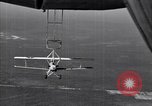 Standbild N2Y-1 Ausbildung Flugzeuge hooking mit USS Akron (ZRS-4) United States USA, 1932, aus Sekunde 6 historischem Filmmaterial Videoclip 65675031701