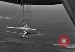 Standbild N2Y-1 Ausbildung Flugzeuge hooking mit USS Akron (ZRS-4) United States USA, 1932, aus Sekunde 7 historischem Filmmaterial Videoclip 65675031701
