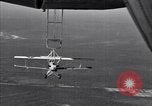 Standbild N2Y-1 Ausbildung Flugzeuge hooking mit USS Akron (ZRS-4) United States USA, 1932, aus Sekunde 8 historischem Filmmaterial Videoclip 65675031701