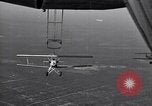 Standbild N2Y-1 Ausbildung Flugzeuge hooking mit USS Akron (ZRS-4) United States USA, 1932, aus Sekunde 9 historischem Filmmaterial Videoclip 65675031701