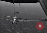 Standbild N2Y-1 Ausbildung Flugzeuge hooking mit USS Akron (ZRS-4) United States USA, 1932, aus Sekunde 10 historischem Filmmaterial Videoclip 65675031701