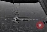 Standbild N2Y-1 Ausbildung Flugzeuge hooking mit USS Akron (ZRS-4) United States USA, 1932, aus Sekunde 11 historischem Filmmaterial Videoclip 65675031701