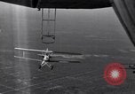 Standbild N2Y-1 Ausbildung Flugzeuge hooking mit USS Akron (ZRS-4) United States USA, 1932, aus Sekunde 12 historischem Filmmaterial Videoclip 65675031701