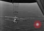 Standbild N2Y-1 Ausbildung Flugzeuge hooking mit USS Akron (ZRS-4) United States USA, 1932, aus Sekunde 13 historischem Filmmaterial Videoclip 65675031701