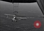 Standbild N2Y-1 Ausbildung Flugzeuge hooking mit USS Akron (ZRS-4) United States USA, 1932, aus Sekunde 16 historischem Filmmaterial Videoclip 65675031701