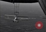 Standbild N2Y-1 Ausbildung Flugzeuge hooking mit USS Akron (ZRS-4) United States USA, 1932, aus Sekunde 17 historischem Filmmaterial Videoclip 65675031701