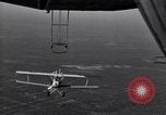 Standbild N2Y-1 Ausbildung Flugzeuge hooking mit USS Akron (ZRS-4) United States USA, 1932, aus Sekunde 18 historischem Filmmaterial Videoclip 65675031701