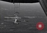 Standbild N2Y-1 Ausbildung Flugzeuge hooking mit USS Akron (ZRS-4) United States USA, 1932, aus Sekunde 20 historischem Filmmaterial Videoclip 65675031701