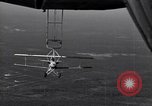 Standbild N2Y-1 Ausbildung Flugzeuge hooking mit USS Akron (ZRS-4) United States USA, 1932, aus Sekunde 21 historischem Filmmaterial Videoclip 65675031701