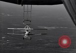 Standbild N2Y-1 Ausbildung Flugzeuge hooking mit USS Akron (ZRS-4) United States USA, 1932, aus Sekunde 22 historischem Filmmaterial Videoclip 65675031701