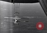 Standbild N2Y-1 Ausbildung Flugzeuge hooking mit USS Akron (ZRS-4) United States USA, 1932, aus Sekunde 23 historischem Filmmaterial Videoclip 65675031701